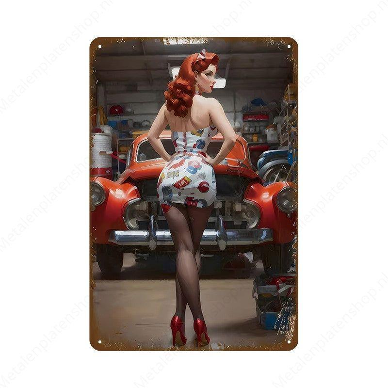 Pin-up Vrouw met Oldtimer - Metalen Wandbord