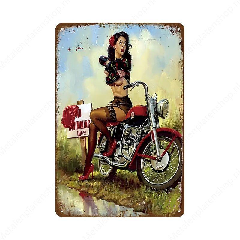 Pin-up Vrouw met Motor - Metalen Wandbord