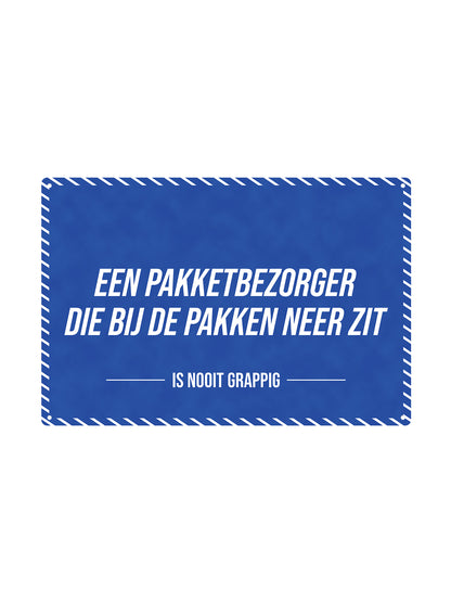 Een pakketbezorger die bij de pakken neer zit - Is Nooit Grappig - Metalen Wandbord