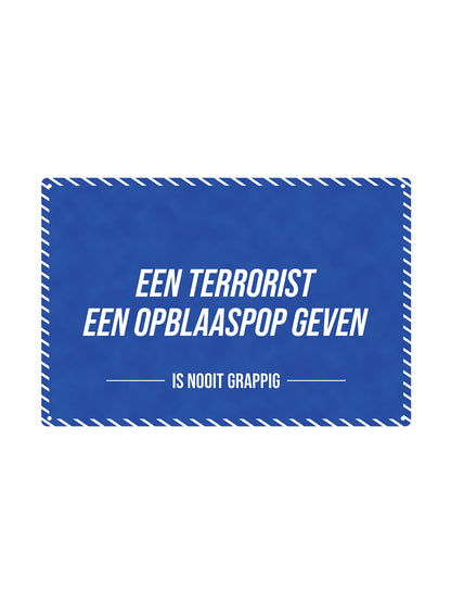 Een terrorist een opblaaspop geven - Is Nooit Grappig