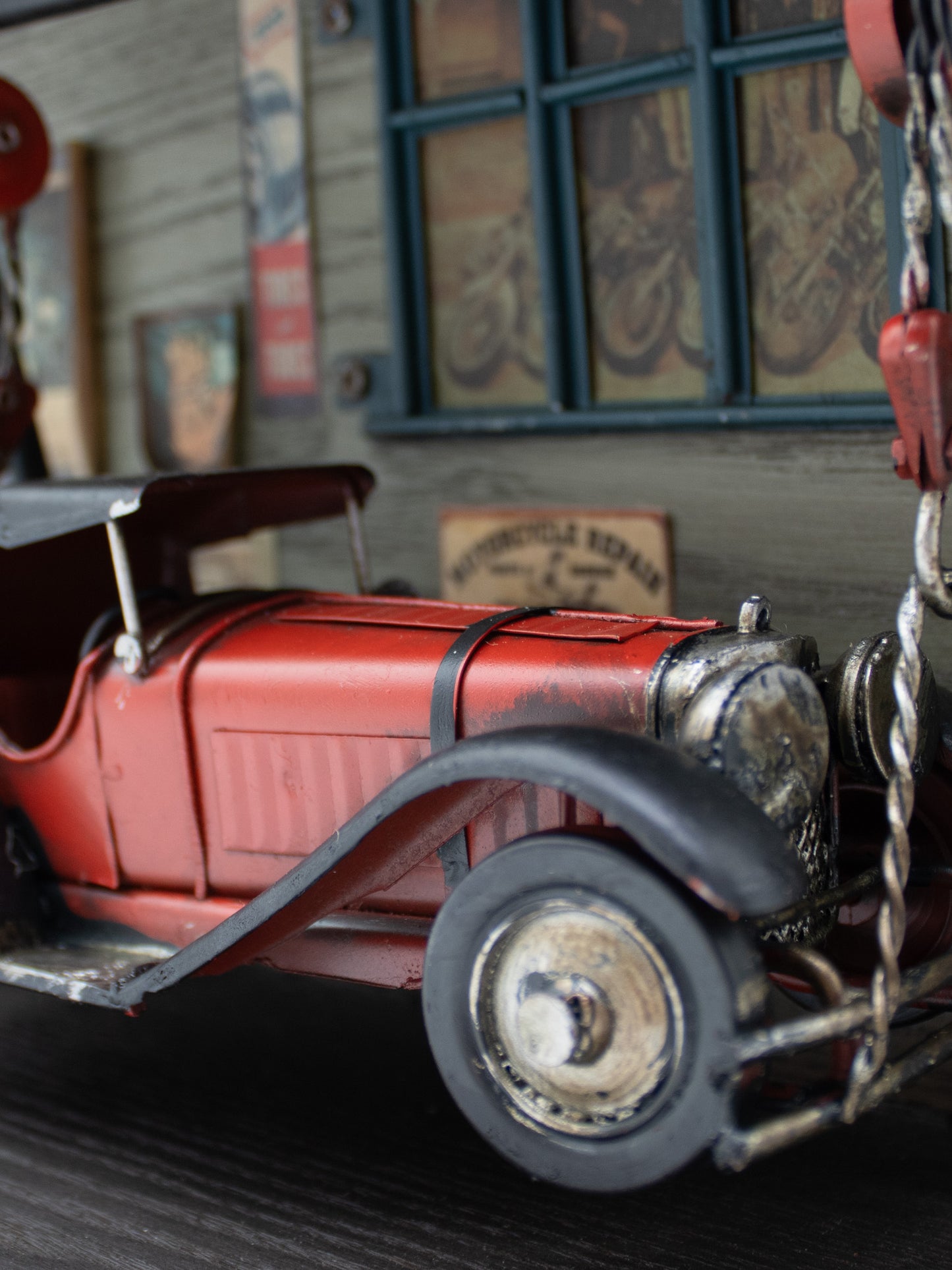 Garage met Oldtimer  - Metalen Decoratie - 34x26cm